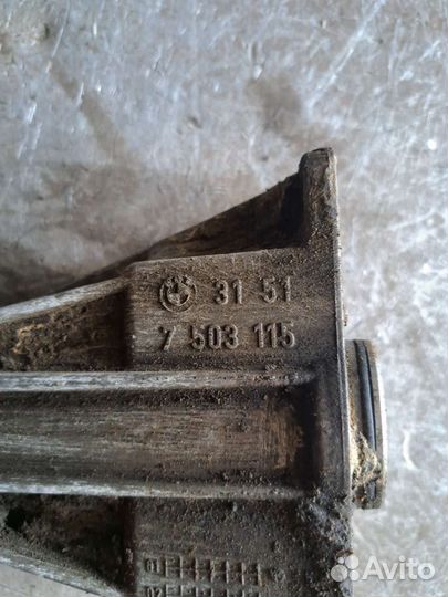 Кронштейн двигателя на BMW E53