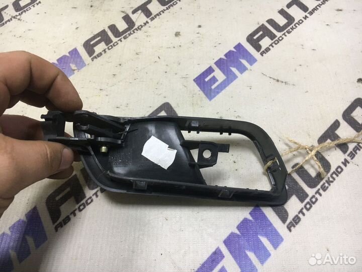 Ручка двери передней внутренняя левая Шкода Фабия1