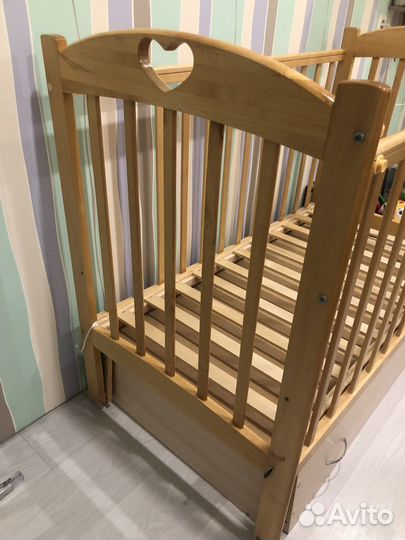 Детская кроватка с маятником и ящиком