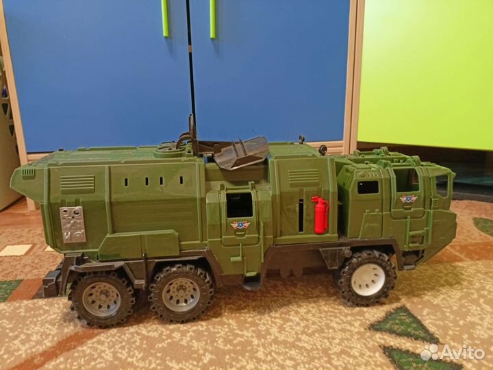 Военный тягач 