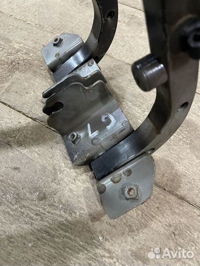 Кронштейн крышки багажника Mitsubishi Lancer 9