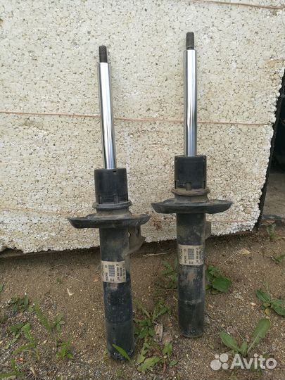 Передние стойки (амортизаторы) для пассат сс