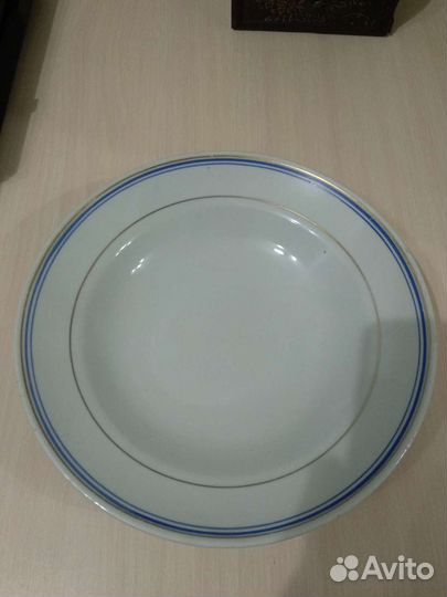Тарелки и салатник с синим ободком