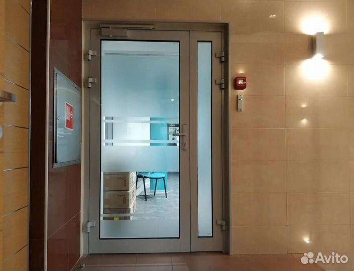 Дверь алюминиевая