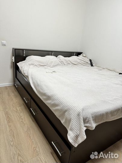 Кровать двухспальная с матрасом 180 200