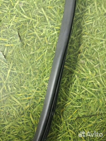 Уплотнительная резинка боковой двери задняя правая