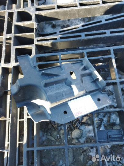 Диффузор радиатора передний правый Lexus Gs430