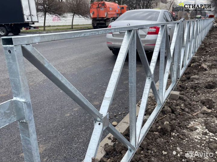 Металлическое пешеходное ограждение