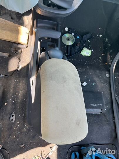 Подлокотник Renault Kangoo KW0Y K7M750 2012