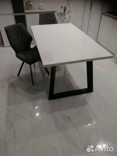 Продам в наборе кухонный стол и стулья