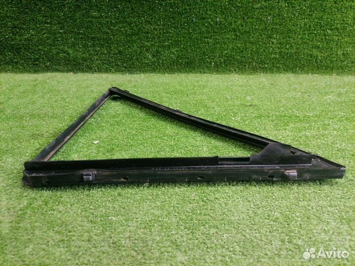 Уплотнитель стекла двери задний правый Toyota
