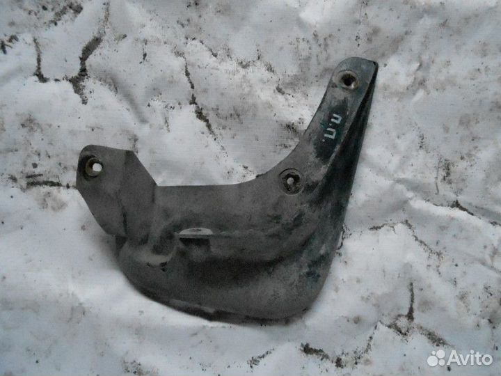 Брызговик передний правый Hyundai Getz 2002