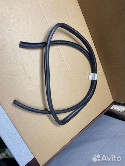 Уплотнитель двери задний левый Hilux 7 Рест