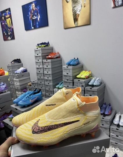 Футбольные бутсы Nike и Adidas