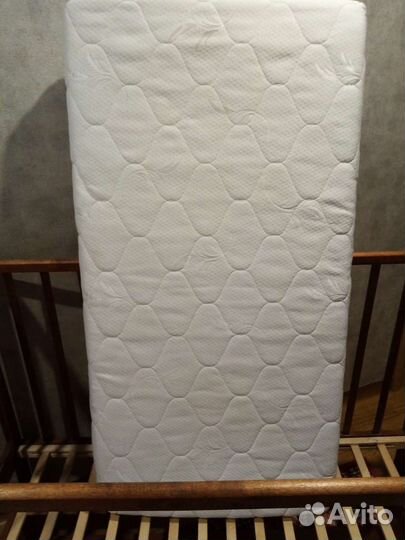 Детская кроватка с продольным маятником