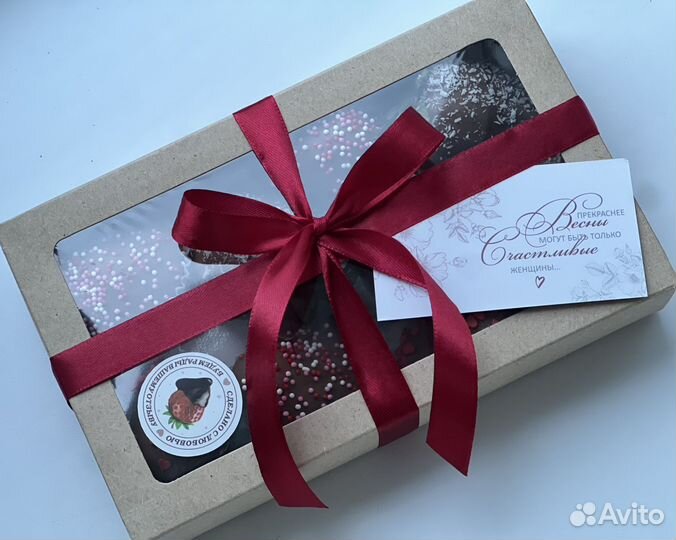 Клубника в шоколаде и меренговый рулет