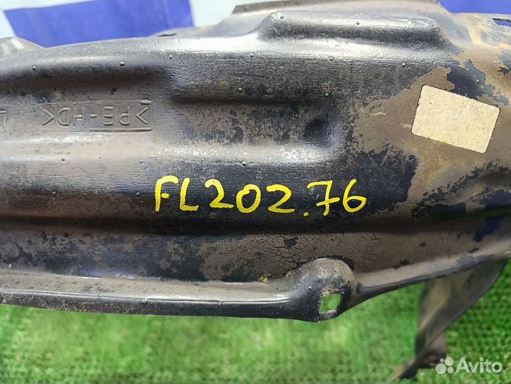 Подкрылок передний левый Toyota Hilux