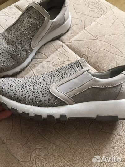 Кроссовки женские