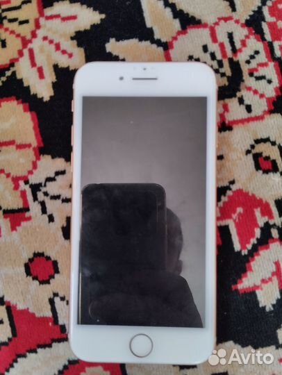Продам iPhone 8