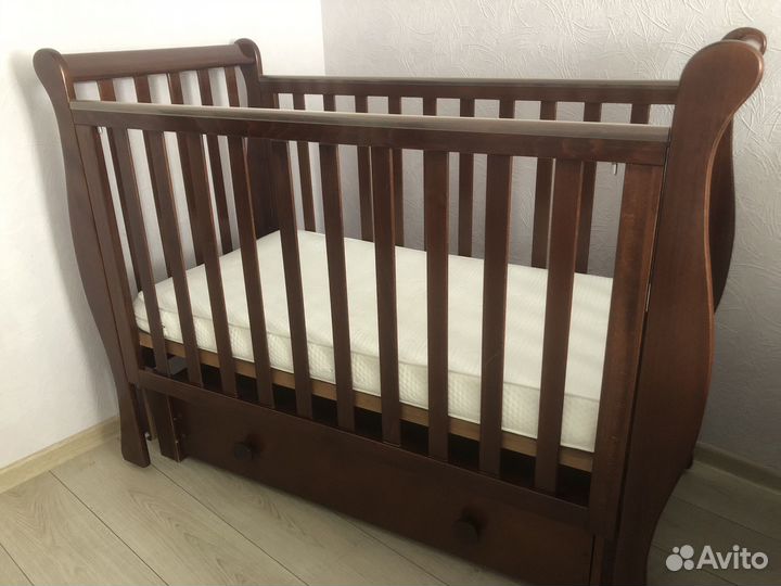 Детская кроватка с продольным маятником Лель