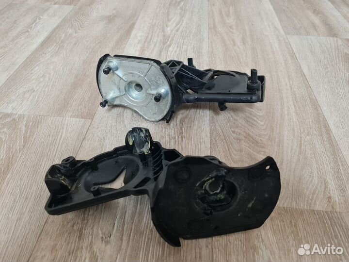Кронштейн левого зеркала Chevrolet Cruze