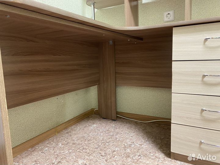 Стол угловой с полками