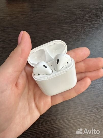 Наушники Apple AirPods with Charging Case