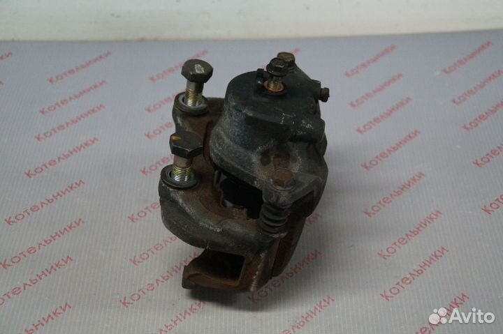 Nissan 41011-AU001 Суппорт тормозной левый