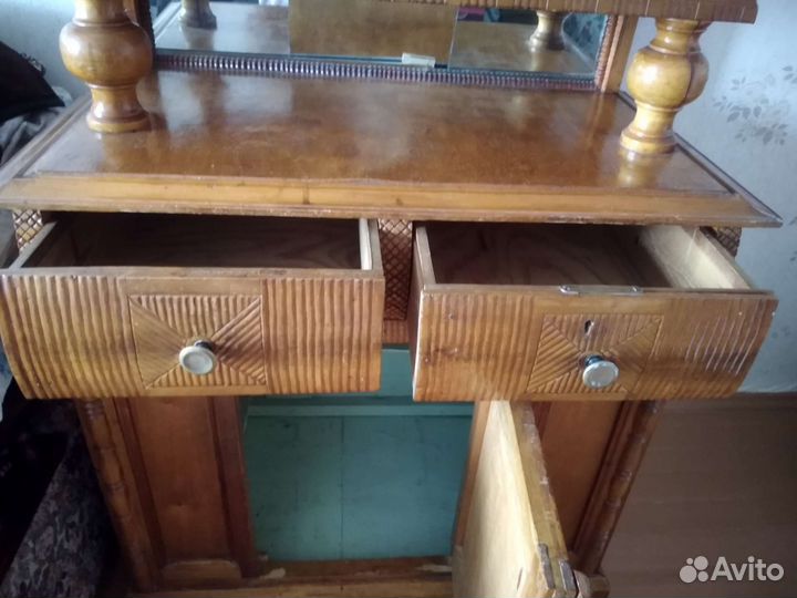 Старинный антикварный шкаф буфет