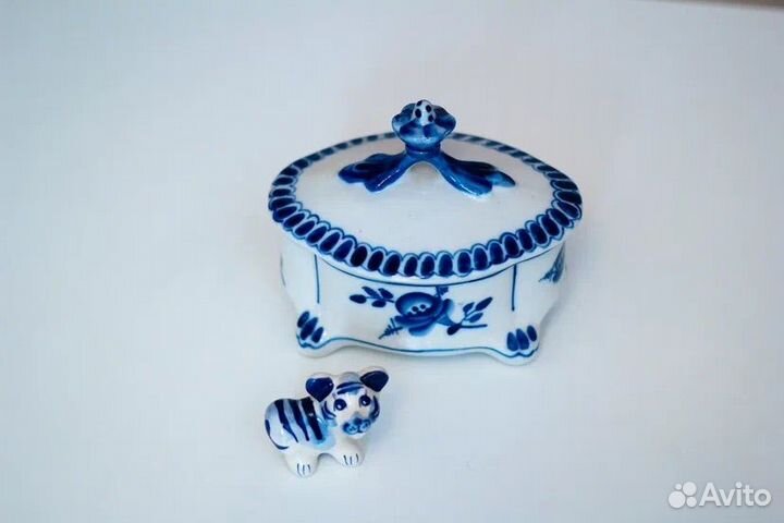 Фарфоровая шкатулка Гжель