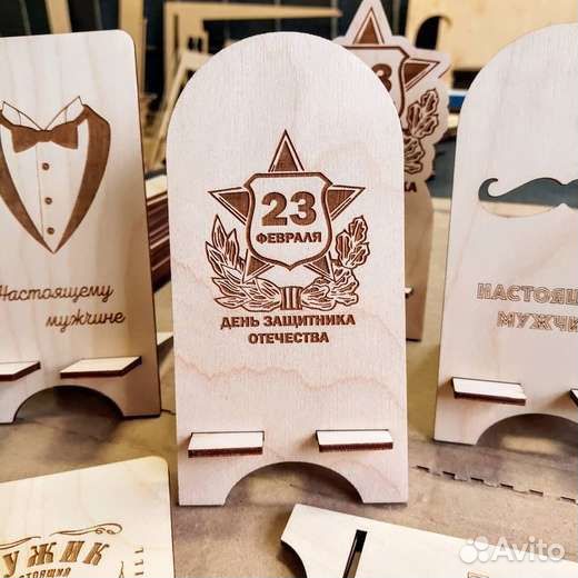 Деревянная подставка под телефон