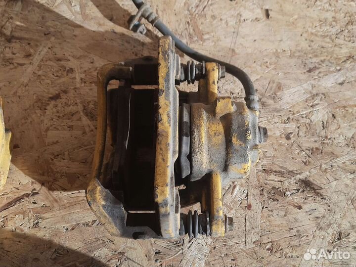 Суппорт передний левый правый митцубиси colt Z34A