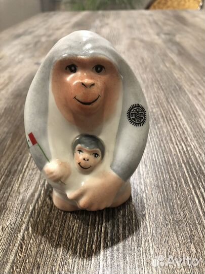 Фарфоровая обезьяна с детёнышем