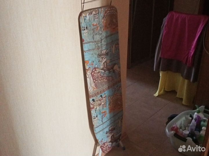 Телевизор и гладильная доска