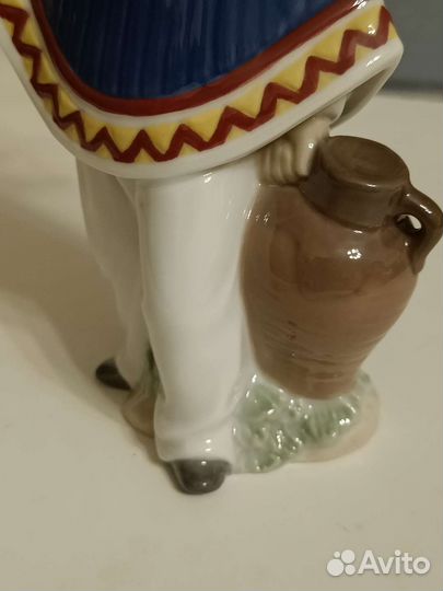Статуэтка фарфоровая Lladro Panchito con Cantaro