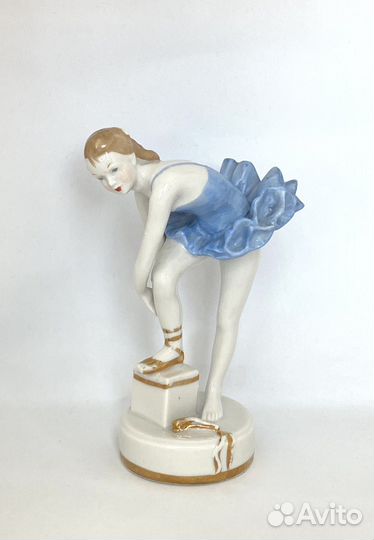 Статуэтка балерина завязывает пуанты