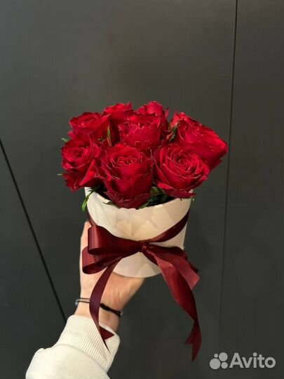 Букет из 9 красных роз в шляпной коробке