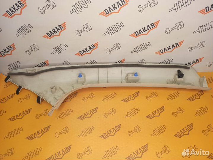 Обшивка стойки стекла передняя левая Ford Focus