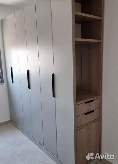 Распашные шкафы с боковыми полками