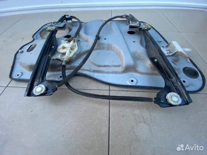 Стеклоподьемник передний правый Volkswagen Touran