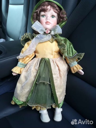 Кукла фарфоровая