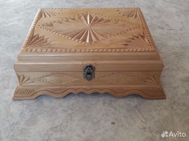 Деревянная шкатулка