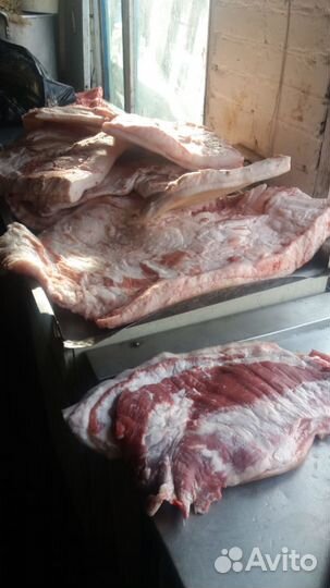 Свежее домашнее сало, свинная голова с ножками