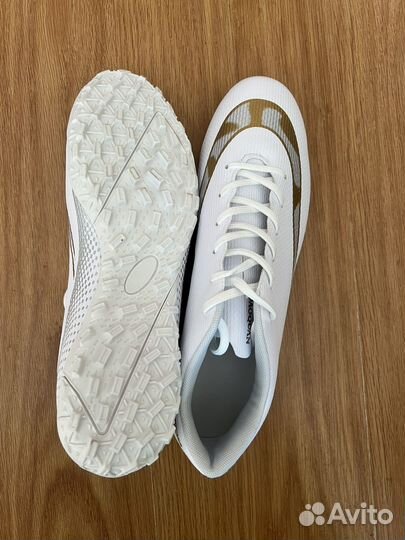 Футбольные бутсы, шиповки