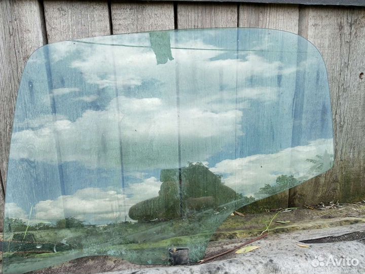Стекло задней левой двери