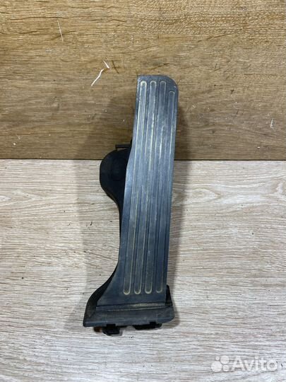 Педаль газа Volkswagen Passat B6 301099
