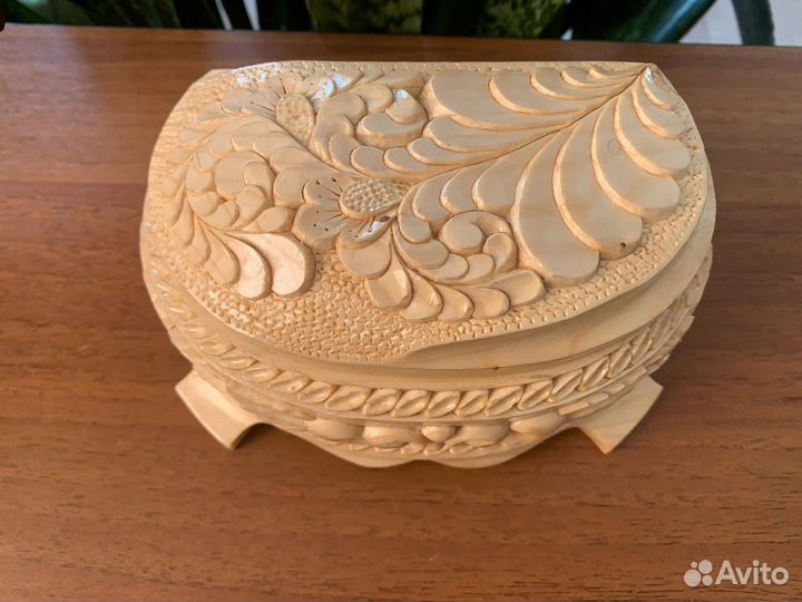 Деревянная шкатулка