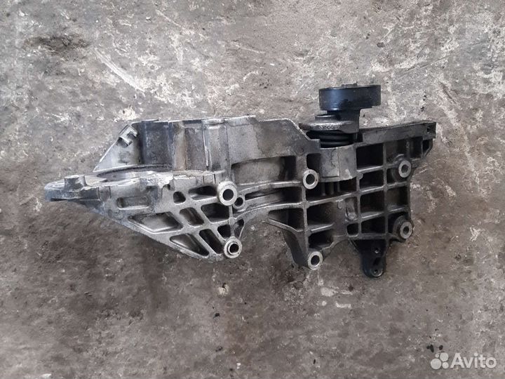 Кронштейн двигателя VW Passat B7 2.0 TDI