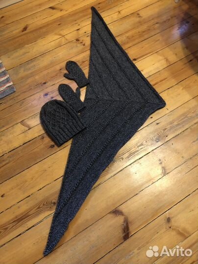 Вязаная шапка, варежки и бактус