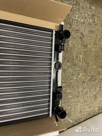 Радиатор охлаждения Volkswagen Polo